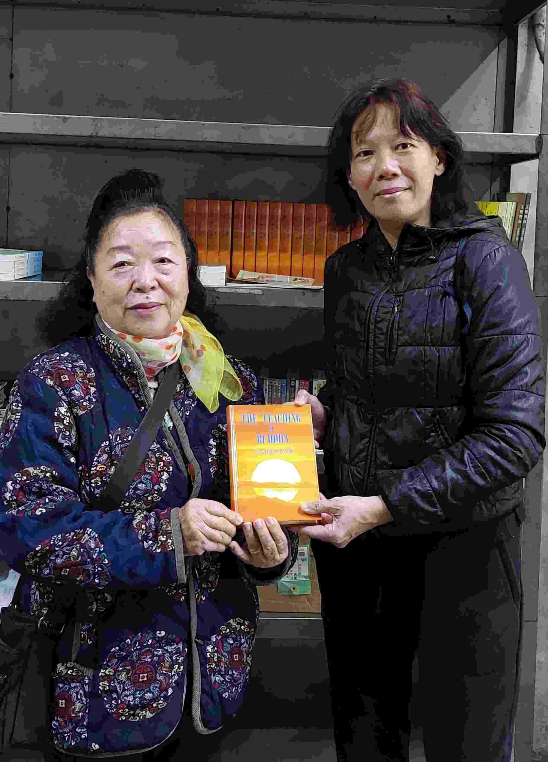 1)協天廟_捐贈佛典給廟宇志工
