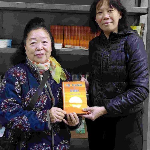 1)協天廟_捐贈佛典給廟宇志工